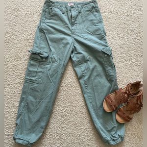 Levi’s green cargo pants, size 28